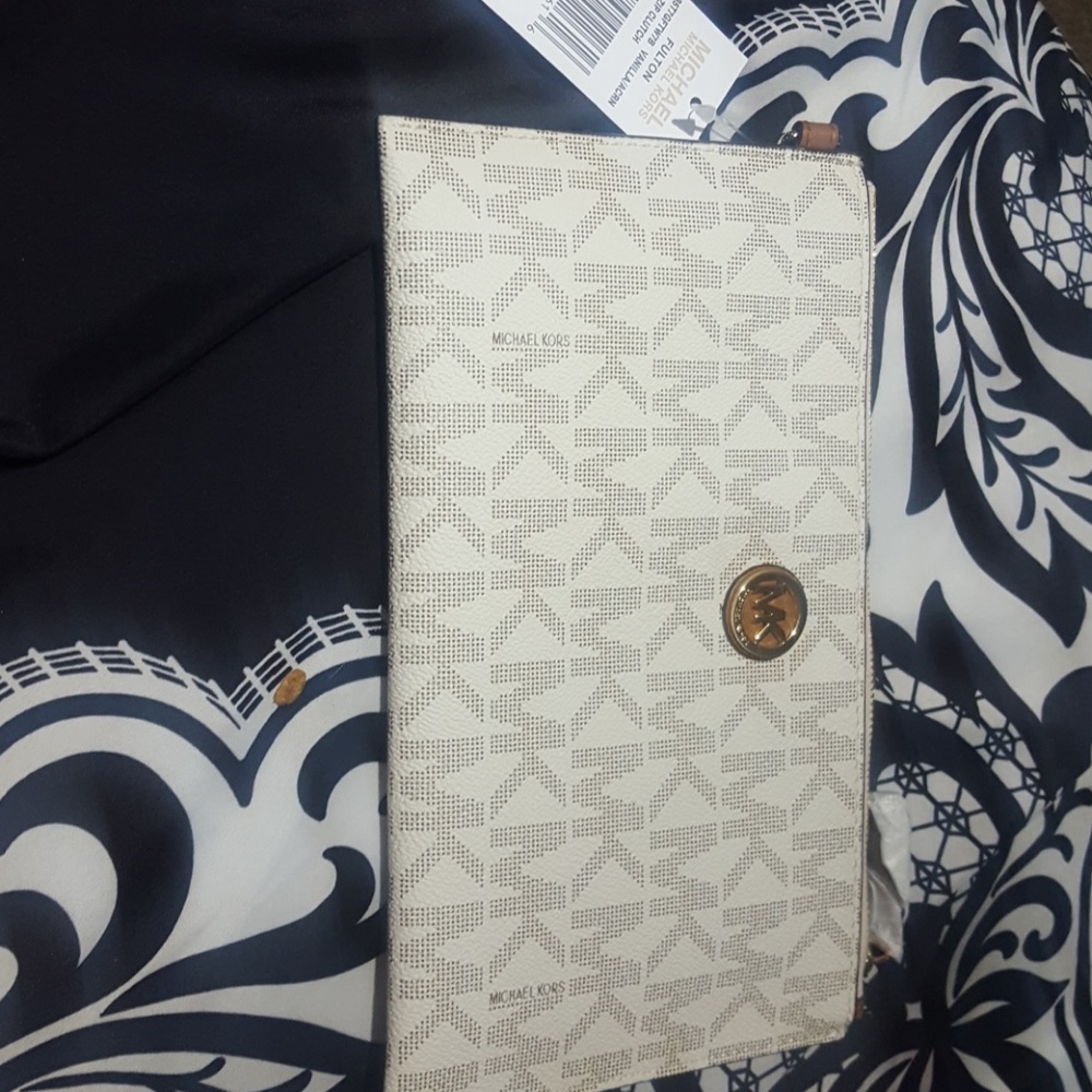 ❤SOLD❤ MK Fulton large zip clutch